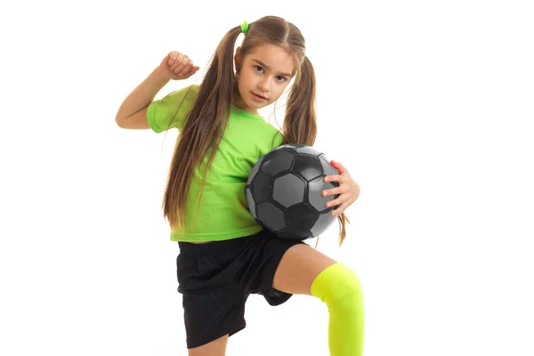 Nettes kleines Mädchen in grüner Uniform spielt mit Fußball — Stockfoto