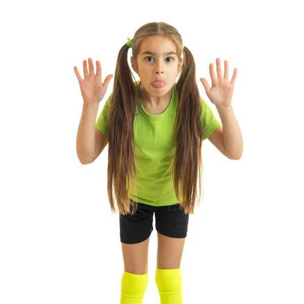 有趣的小女孩穿着绿色制服在镜头前摆姿势 — 图库照片