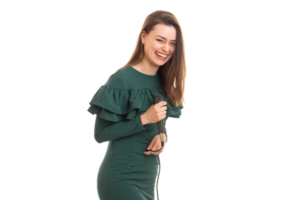 Yeşil elbiseli elinde mikrofon ile gülen mutlu kadın — Stok fotoğraf