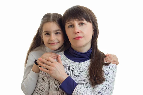 Портрет прекрасной матери с обнимашками дочери на камеру — стоковое фото