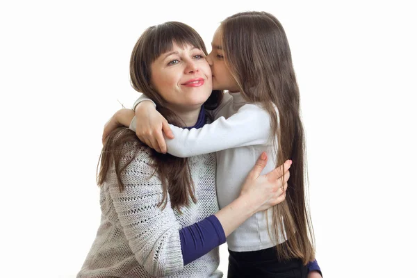Маленькая дочь целует свою мать — стоковое фото