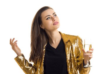 çekici genç esmer bir altın ceketi ve elinde bir cam ile