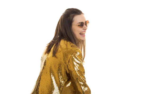 Dama joven glamorosa en la chaqueta de oro mira hacia otro lado y se ríe —  Fotos de Stock