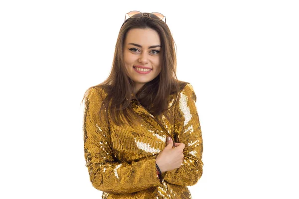 Hermosa sonriente señora se para en la chaqueta de oro y sospechosamente mirando a la cámara — Foto de Stock