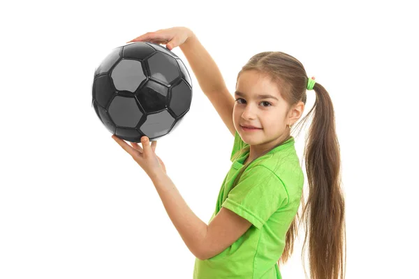 Porträt eines schönen kleinen Mädchens mit dem Ball in den Händen einer Nahaufnahme — Stockfoto