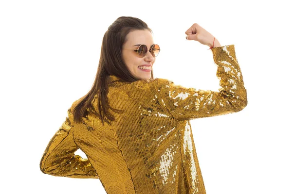 Mujer elegante feliz en chaqueta dorada sonríe en la cámara —  Fotos de Stock