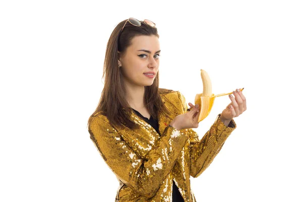 Linda mujer elegante en chaqueta de oro con plátano —  Fotos de Stock