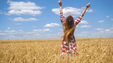 bir genç kız güzel bir elbise daimi bir alana buğday