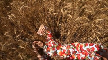 Bayan ben elbise birimleri yatıyor buğday güneşte