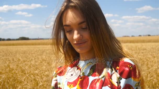 Giovane ragazza si trova vicino a campi di grano e puskat bolle di sapone al rallentatore — Video Stock