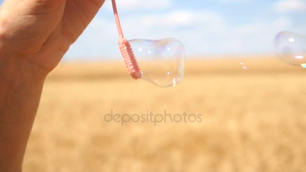 Fille prenant bulles gros plan au ralenti — Video