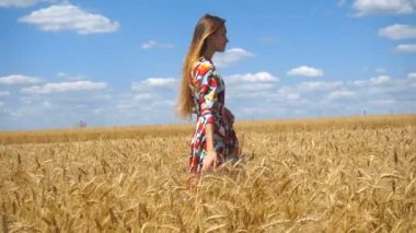 plte çekici kız buğday alan yürüyor