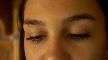 genç kız kalın siyah kaşları ile