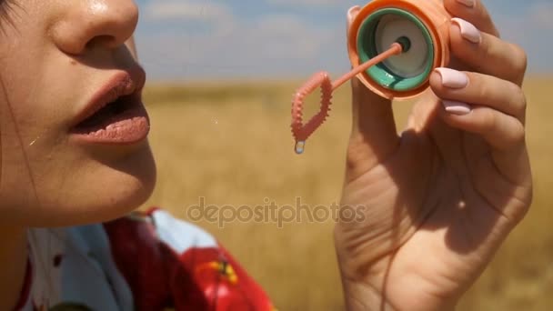 Lady blaast zeepbellen close-up in slow motion — Stockvideo
