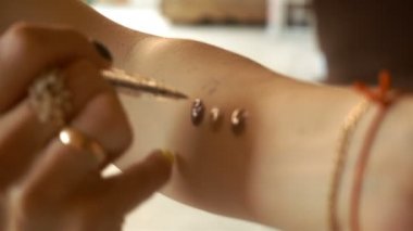 Kız çeşitli kaş renk eline vurdu