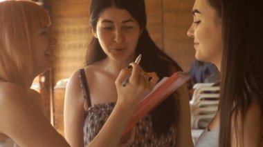 güzel eğlenceli kızlar onların kaşları boya ve konuşurken