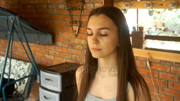 Maquillaje artista frota joven chica gruesa negro cejas — Vídeos de Stock