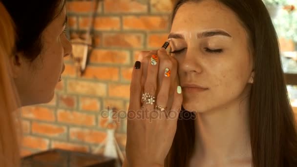 Menina desenha o contorno dos cursos sobrancelhas lápis branco — Vídeo de Stock