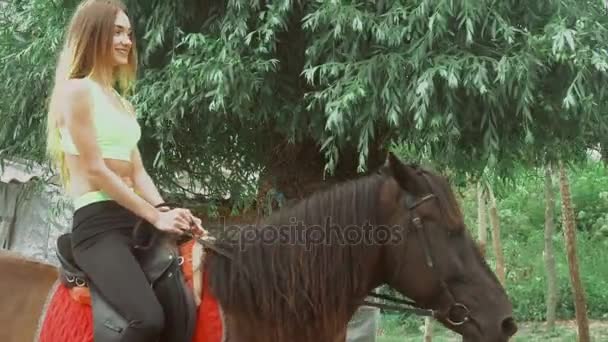 Felice ragazza cavalca a cavallo — Video Stock