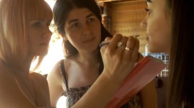 deneyimli bir makyöz genç kız kaşları boyama öğretir