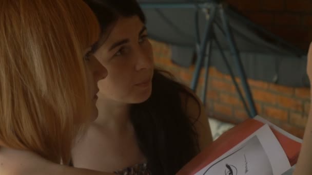 Dos chicas jóvenes aprenden corrección de cejas — Vídeos de Stock