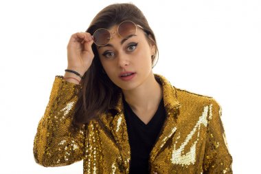 Kameraya poz altın ceketi giyen sevimli kadınla