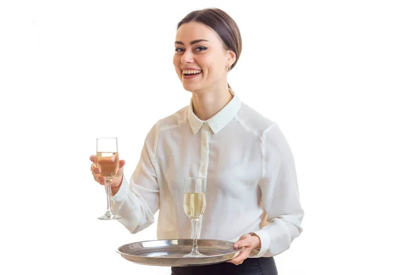 Glada servitrisen i enhetlig leenden på kamera — Stockfoto