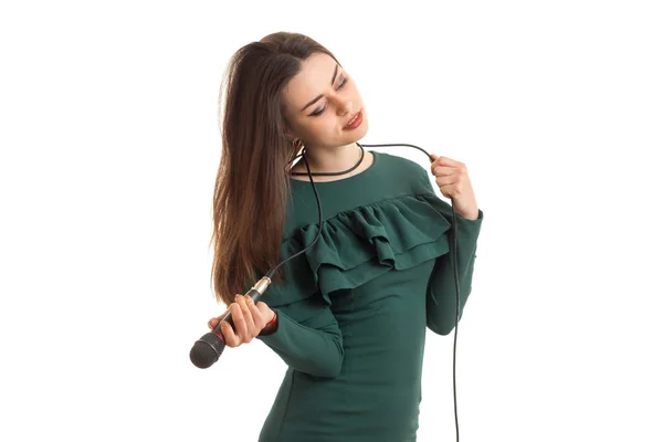 Mikrofon ile yeşil elbiseli çekici Bayan — Stok fotoğraf