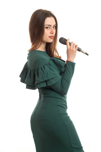 Όμορφη κοπέλα στο πράσινο φόρεμα με μικρόφωνο — Φωτογραφία Αρχείου