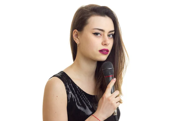 Schöne Dame im schwarzen Kleid mit Mikrofon — Stockfoto