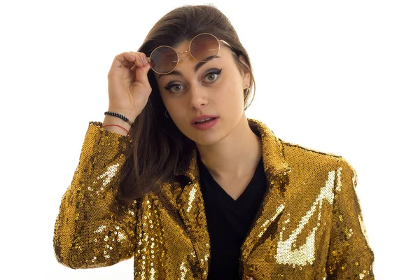 Kameraya poz altın ceketi giyen sevimli kadınla