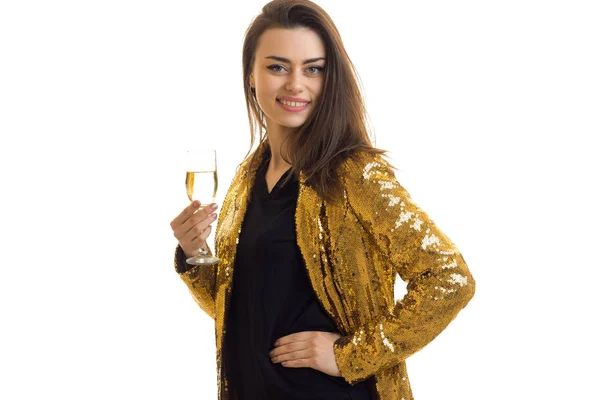 Alegre dama de chaqueta dorada con sonrisas de vino — Foto de Stock