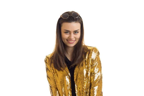 Señora alegre en chaqueta dorada posando en la cámara —  Fotos de Stock
