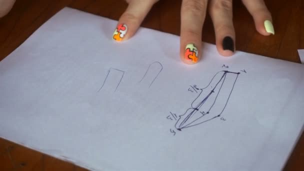 Kız kağıt çizim şekli kaslar üzerinde çizer — Stok video