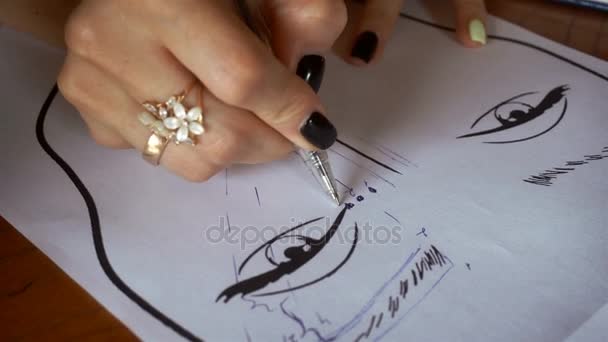 Genç kız kaşları bir kağıt yüz çizer. — Stok video