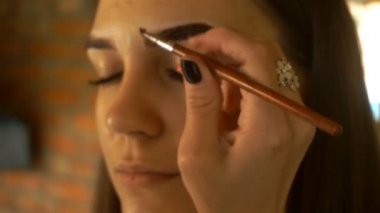 Makyaj sanatçı boya kaşları özel boya ve fırça