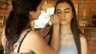 Eğitim Sahası kaşları ve boya fırça boya adlı genç bir kadın