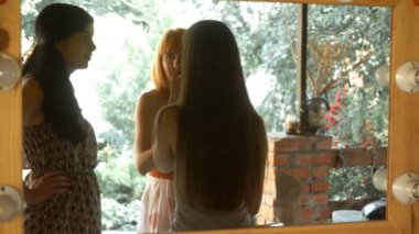 Üç kız sokak ve konuşan stand