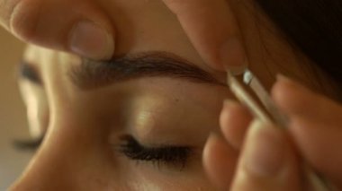 kız da oldukça çevik kaş cımbız yakın çekim olduğunu