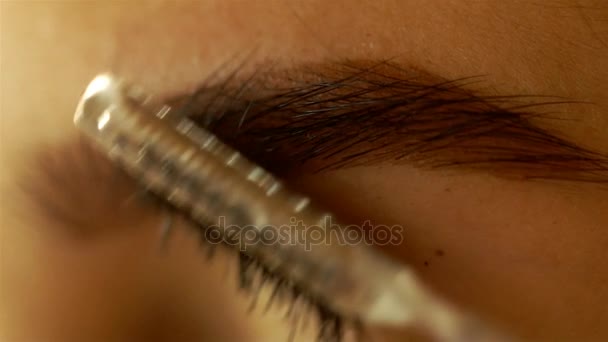 Joven chica peinando sus cejas gruesas — Vídeos de Stock