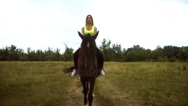 可爱的苗条女孩骑在马背上 — 图库视频影像