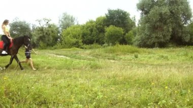 küçük yavru çalıştıran yanındaki sırtında güzel kız rides