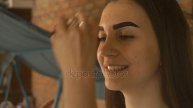 güzel gülümseyen kız kaşları resim üzerinde oturur