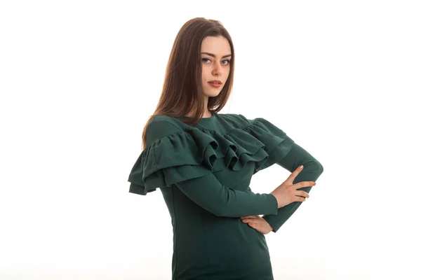 Jovem mulher bonita em vestido verde olhando para a câmera — Fotografia de Stock