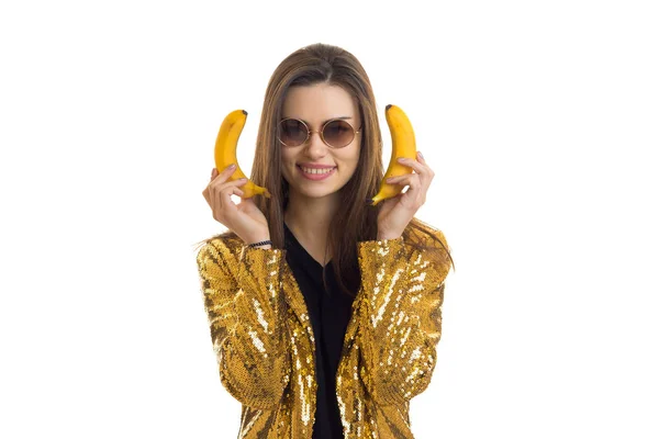 Mujer alegre y elegante en chaqueta dorada con plátanos —  Fotos de Stock