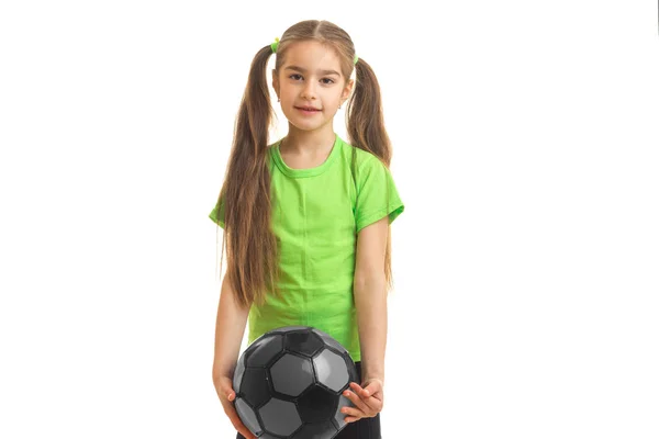 Kleines Mädchen spielt im Studio mit Ball — Stockfoto