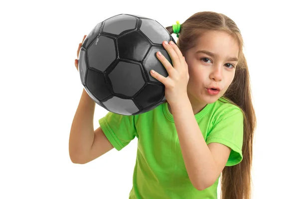 Porträt eines jungen Mädchens mit Fußballball in der Hand — Stockfoto
