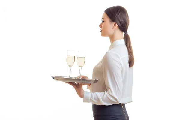 Mujer camarera con trey en las manos lleva un unifrom — Foto de Stock