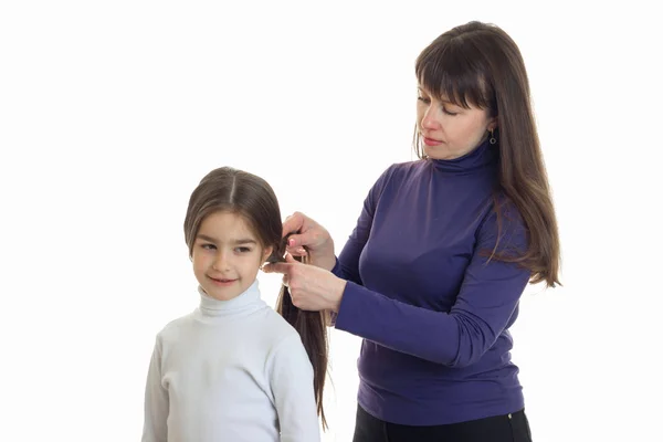 Madre adulta hace un peinado a su hija pequeña — Foto de Stock