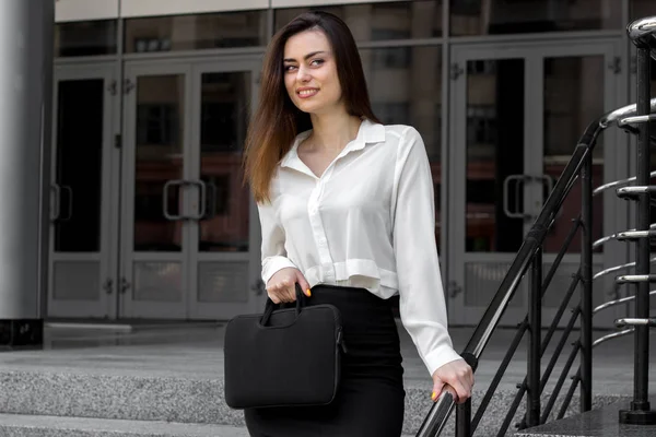 Piękny młody biznes dziewczynka z czarną torebkę w dłoni — Zdjęcie stockowe